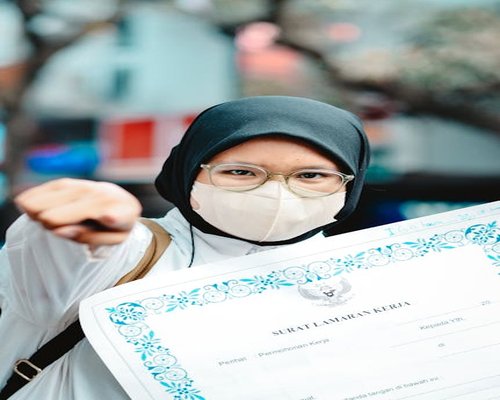 Seseorang melakukan peregangan ringan di meja kerja